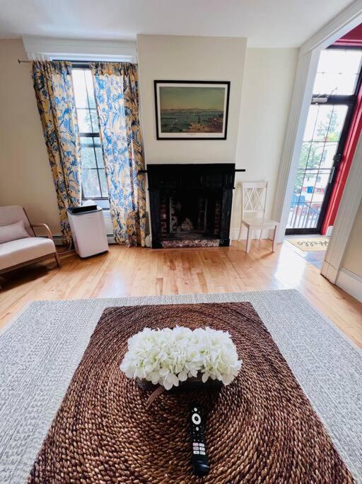 Historic Corner Apartment With Patio & Off Street Parking Portland Exterior photo