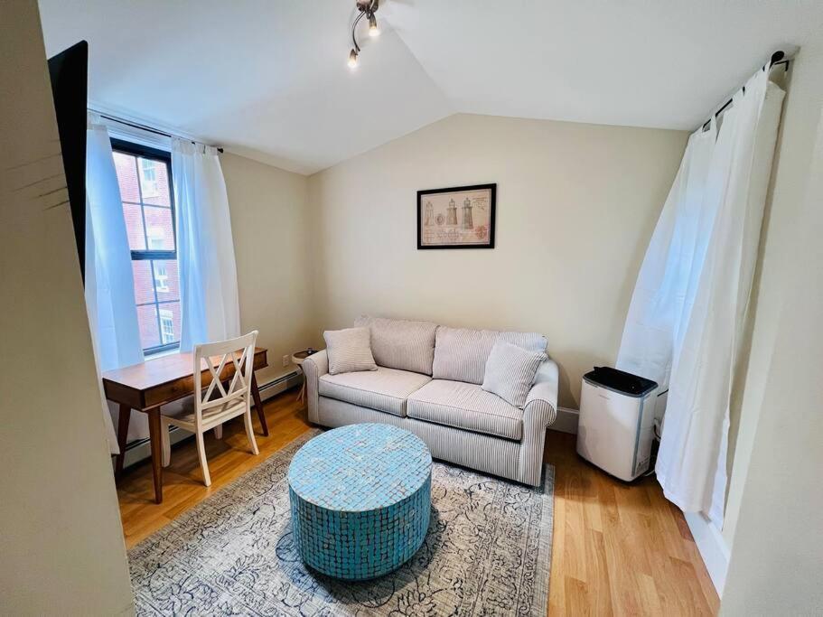 Historic Corner Apartment With Patio & Off Street Parking Portland Exterior photo