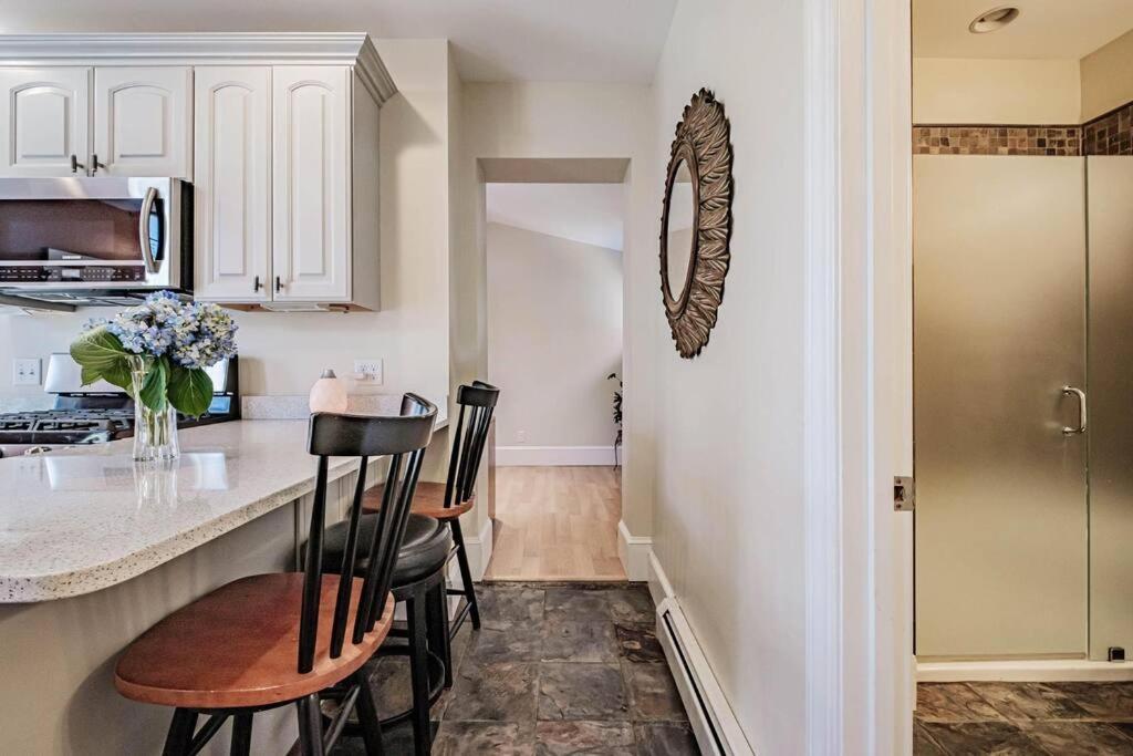 Historic Corner Apartment With Patio & Off Street Parking Portland Exterior photo