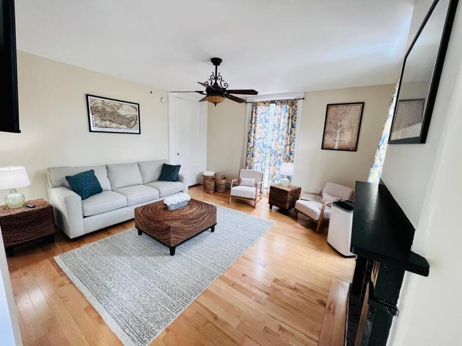 Historic Corner Apartment With Patio & Off Street Parking Portland Exterior photo