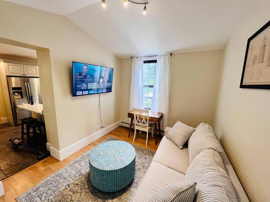 Historic Corner Apartment With Patio & Off Street Parking Portland Exterior photo