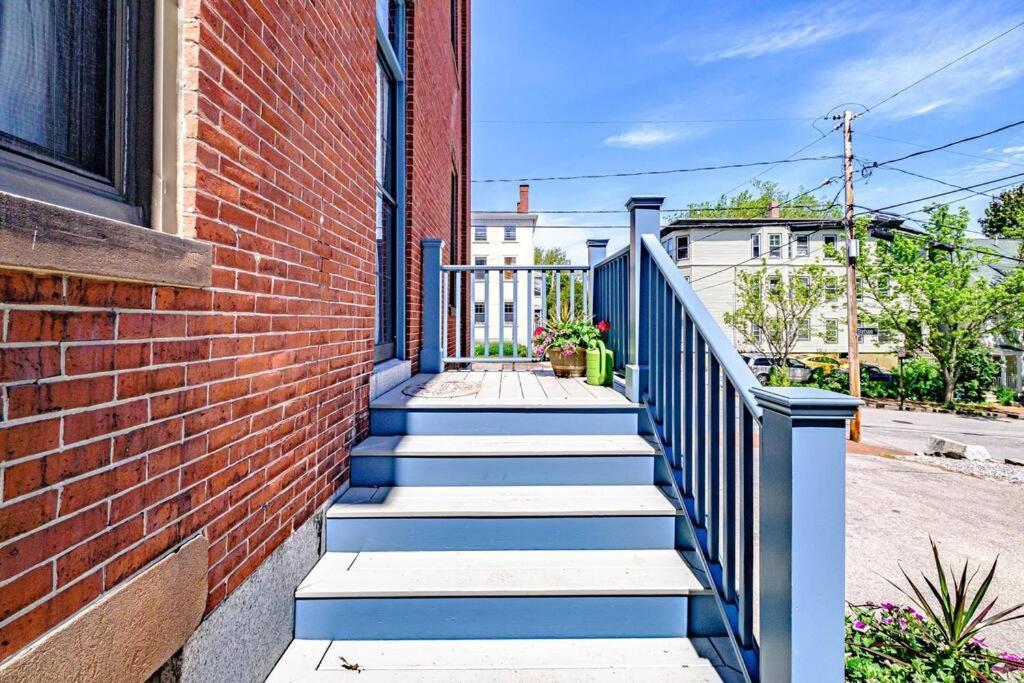 Historic Corner Apartment With Patio & Off Street Parking Portland Exterior photo