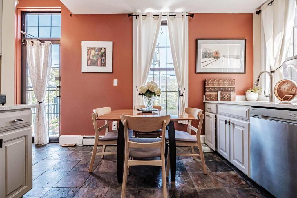 Historic Corner Apartment With Patio & Off Street Parking Portland Exterior photo